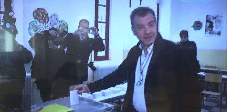 Να μην δώσουμε θάρρος στους τσαμπουκάδες λέει ο Θεοδωράκης μέσα από το εκλογικό τμήμα που ψήφισε [εικόνες] | iefimerida.gr 0