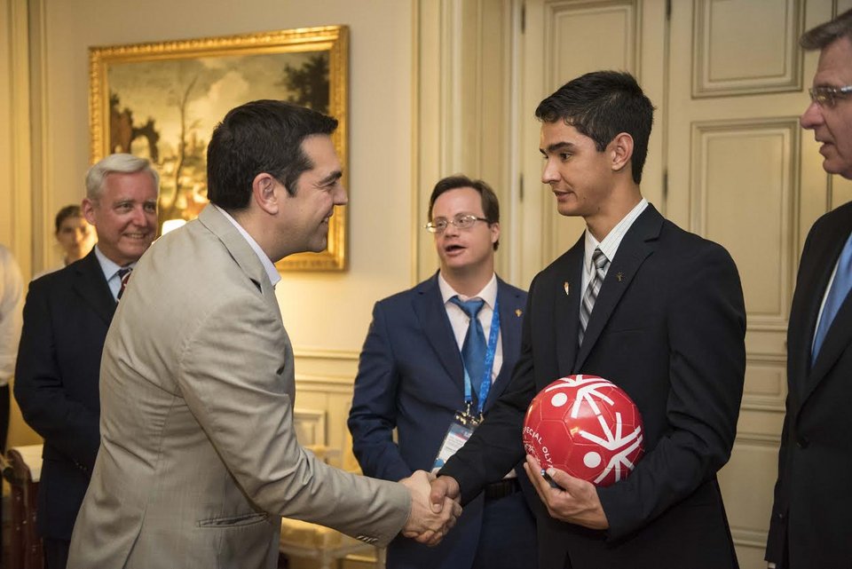 Mια συγκινητική τρυφερή αγκαλιά για τον Αλέξη Τσίπρα στο Μέγαρο Μαξίμου [εικόνες] | iefimerida.gr 2