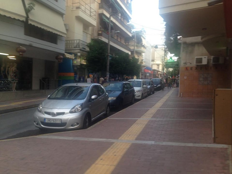 Νεολαία ΣΥΡΙΖΑ έξω από ΑΤΜ –«Εμπρός λαέ μην τους φοβηθείς, ήρθε η ώρα της ανατροπής!» [εικόνες] | iefimerida.gr 1