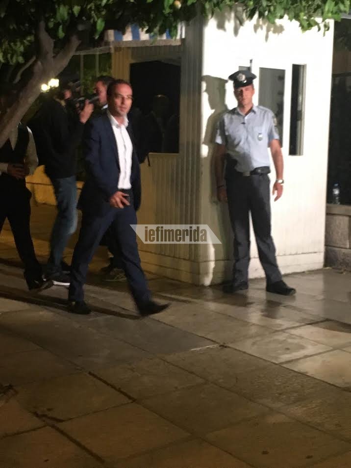 Τα καλά τους έβαλαν οι βουλευτίνες του ΣΥΡΙΖΑ -Ποτό, αντάρτικα και γέλια στο μπαλκόνι του Μαξίμου [εικόνες] | iefimerida.gr 19