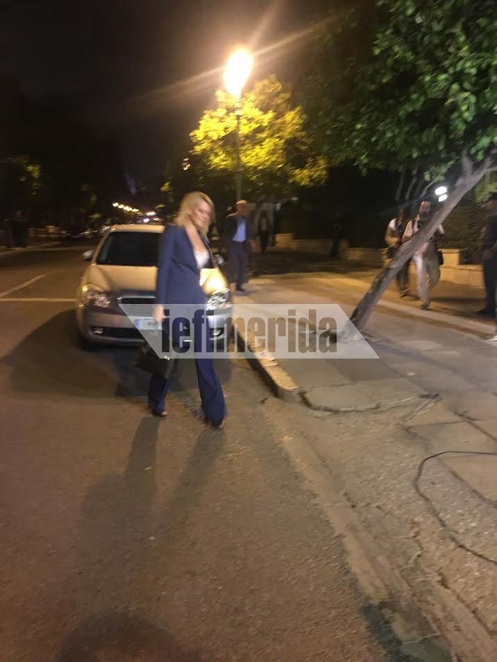 Τα καλά τους έβαλαν οι βουλευτίνες του ΣΥΡΙΖΑ -Ποτό, αντάρτικα και γέλια στο μπαλκόνι του Μαξίμου [εικόνες] | iefimerida.gr 20