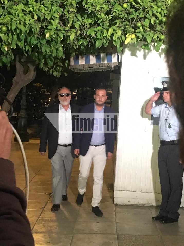 Ο Τσίπρας υποδέχεται τους βουλευτές ΣΥΡΙΖΑ και ΑΝΕΛ – Τυροπιτάκια, μπόμπες και ποτό στο Μαξίμου [εικόνες & βίντεο] | iefimerida.gr 26