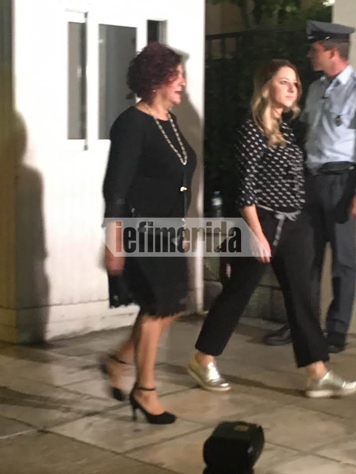 Τα καλά τους έβαλαν οι βουλευτίνες του ΣΥΡΙΖΑ -Ποτό, αντάρτικα και γέλια στο μπαλκόνι του Μαξίμου [εικόνες] | iefimerida.gr 21