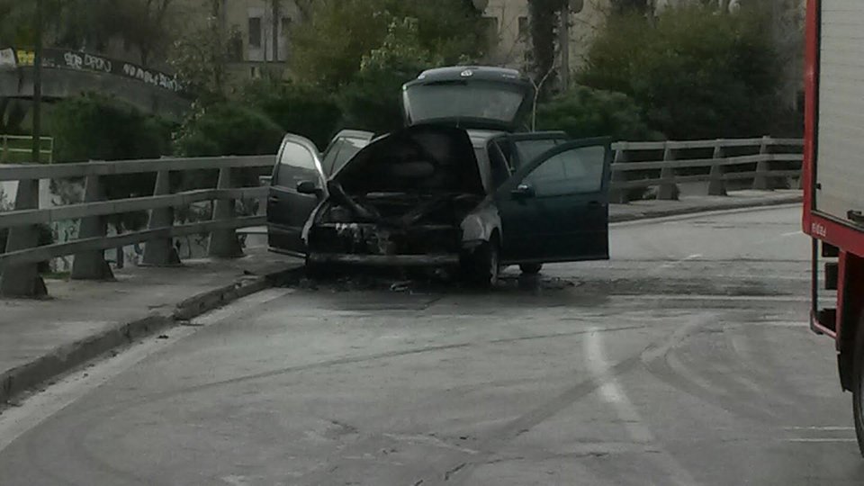 Αυτοκίνητο εν κινήσει έπιασε φωτιά στην Καλλιρρόης -Μποτιλιάρισμα στους γύρω δρόμους [εικόνες] | iefimerida.gr 2