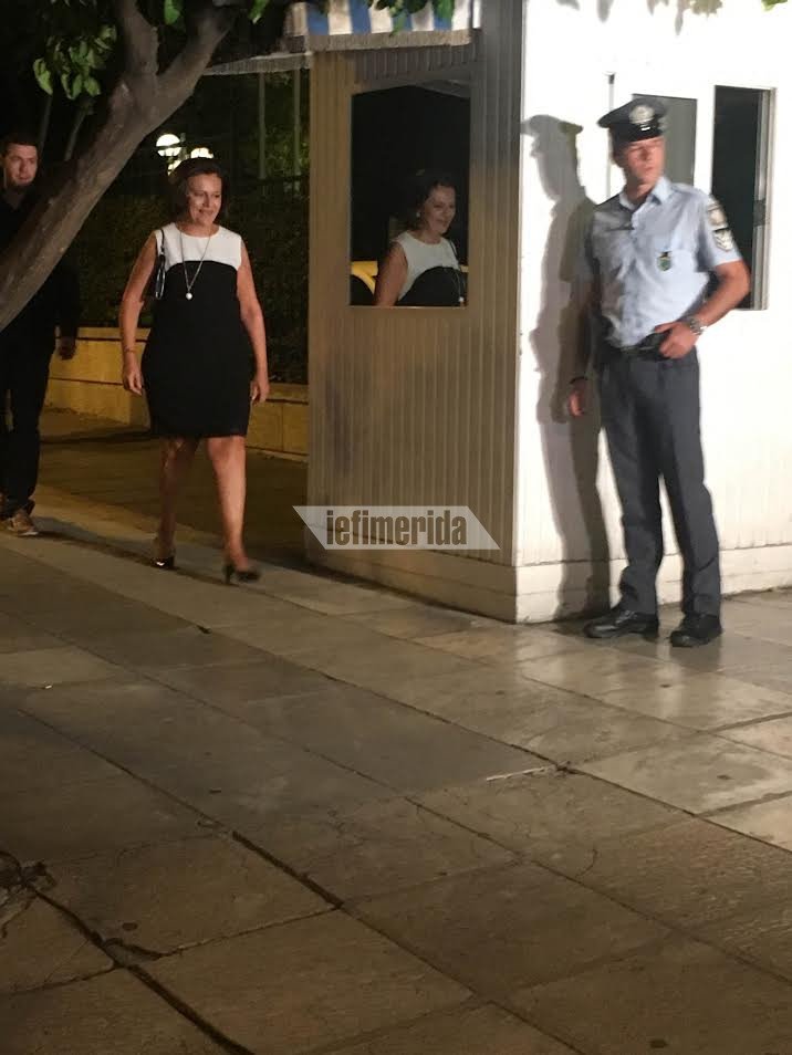 Τα καλά τους έβαλαν οι βουλευτίνες του ΣΥΡΙΖΑ -Ποτό, αντάρτικα και γέλια στο μπαλκόνι του Μαξίμου [εικόνες] | iefimerida.gr 16