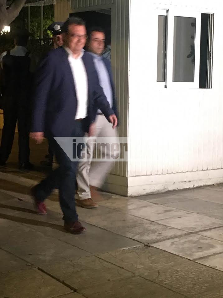 Ο Τσίπρας υποδέχεται τους βουλευτές ΣΥΡΙΖΑ και ΑΝΕΛ – Τυροπιτάκια, μπόμπες και ποτό στο Μαξίμου [εικόνες & βίντεο] | iefimerida.gr 16