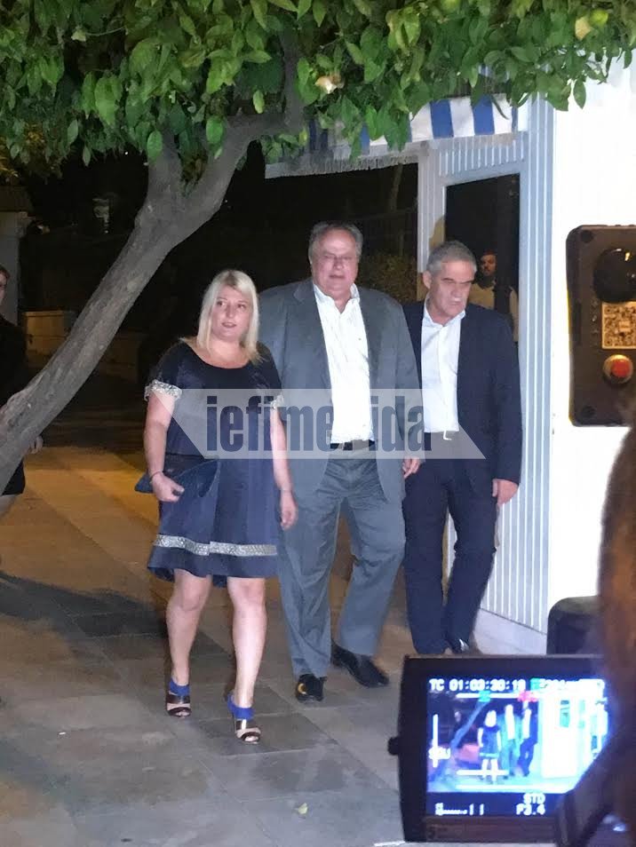 Ο Τσίπρας υποδέχεται τους βουλευτές ΣΥΡΙΖΑ και ΑΝΕΛ – Τυροπιτάκια, μπόμπες και ποτό στο Μαξίμου [εικόνες & βίντεο] | iefimerida.gr 22