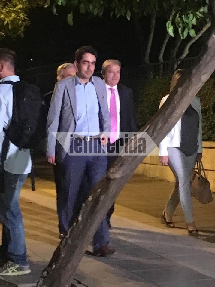 Ο Τσίπρας υποδέχεται τους βουλευτές ΣΥΡΙΖΑ και ΑΝΕΛ – Τυροπιτάκια, μπόμπες και ποτό στο Μαξίμου [εικόνες & βίντεο] | iefimerida.gr 17