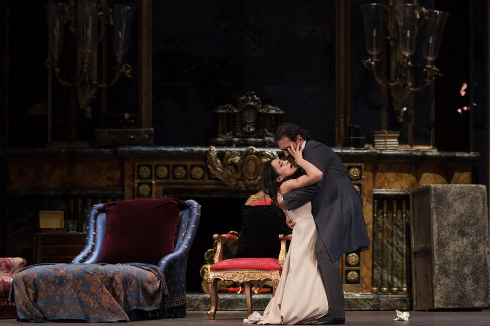 Τα αληθινά δάκρυα μιας σπουδαίας σοπράνο: Τι πραγματικά συμβαίνει στη σκηνή της Λυρικής με την Τραβιάτα [εικόνες] | iefimerida.gr 1