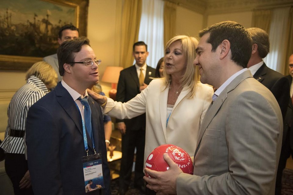 Mια συγκινητική τρυφερή αγκαλιά για τον Αλέξη Τσίπρα στο Μέγαρο Μαξίμου [εικόνες] | iefimerida.gr 1