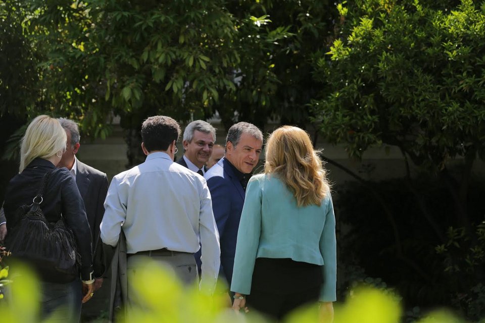 H συνάντηση πίσω από τους θάμνους του Μεγάρου Μαξίμου που τρέλανε φωτογράφους και οπερατέρ [εικόνες] | iefimerida.gr 3