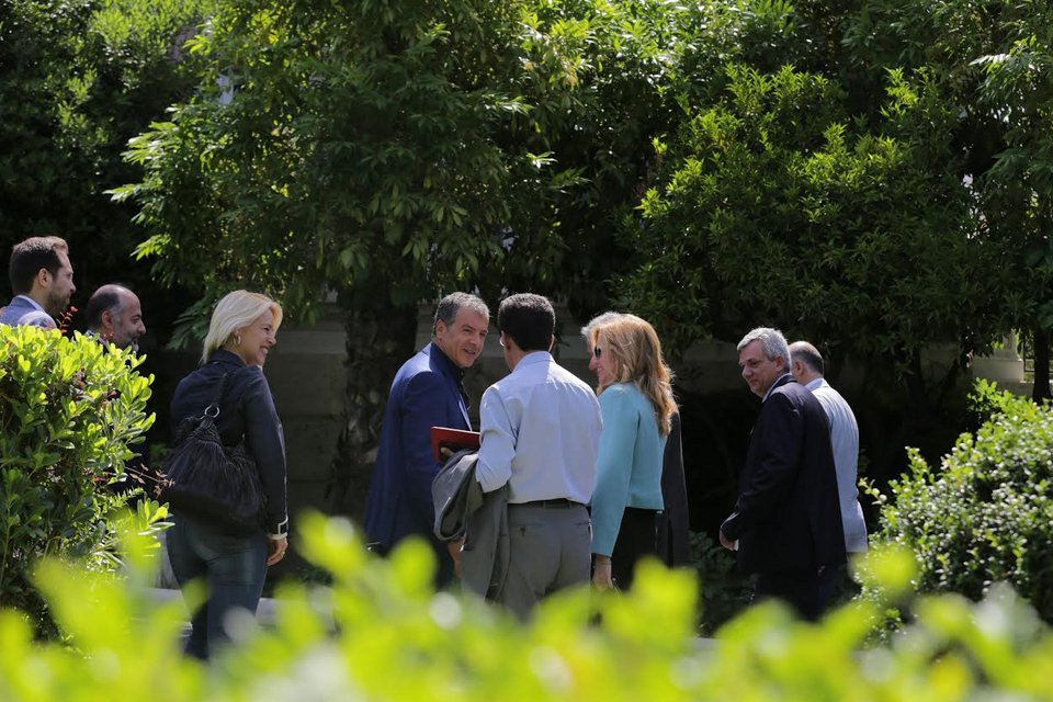 H συνάντηση πίσω από τους θάμνους του Μεγάρου Μαξίμου που τρέλανε φωτογράφους και οπερατέρ [εικόνες] | iefimerida.gr 4