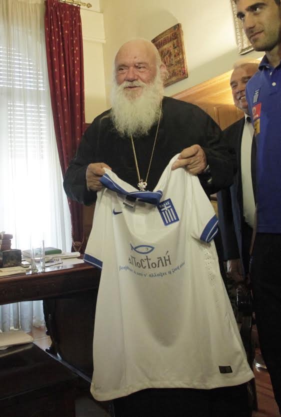 H Εθνική ομάδα ποδοσφαίρου στον Αρχιεπίσκοπο Ιερώνυμο [εικόνες] | iefimerida.gr 1