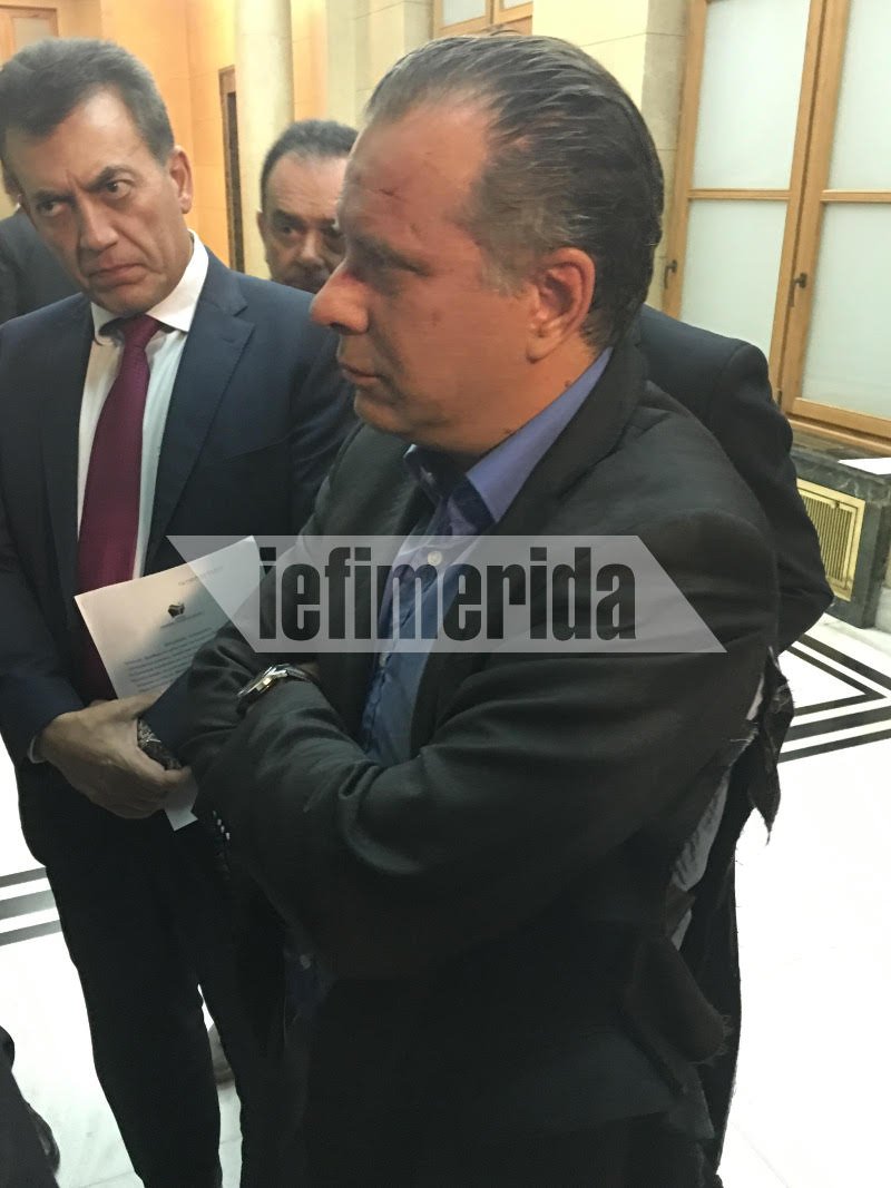 Χρυσαυγίτες επιτέθηκαν στον Γιώργο Κουμουτσάκο-Τον χτύπησαν, του έσκισαν το σακάκι [αποκλειστικές εικόνες] | iefimerida.gr 1