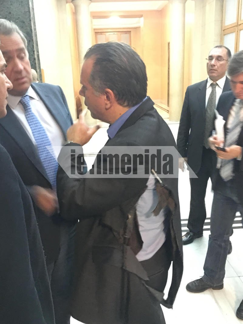 Χρυσαυγίτες επιτέθηκαν στον Γιώργο Κουμουτσάκο-Τον χτύπησαν, του έσκισαν το σακάκι [αποκλειστικές εικόνες] | iefimerida.gr 0