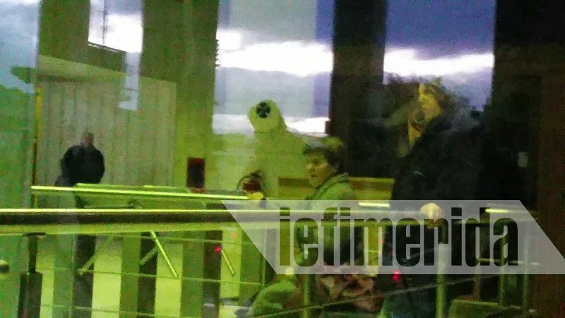 Η μητέρα, η αδελφή και υποστηρικτές της Πόλας Ρούπα στη ΓΑΔΑ [αποκλειστικές εικόνες] | iefimerida.gr 1