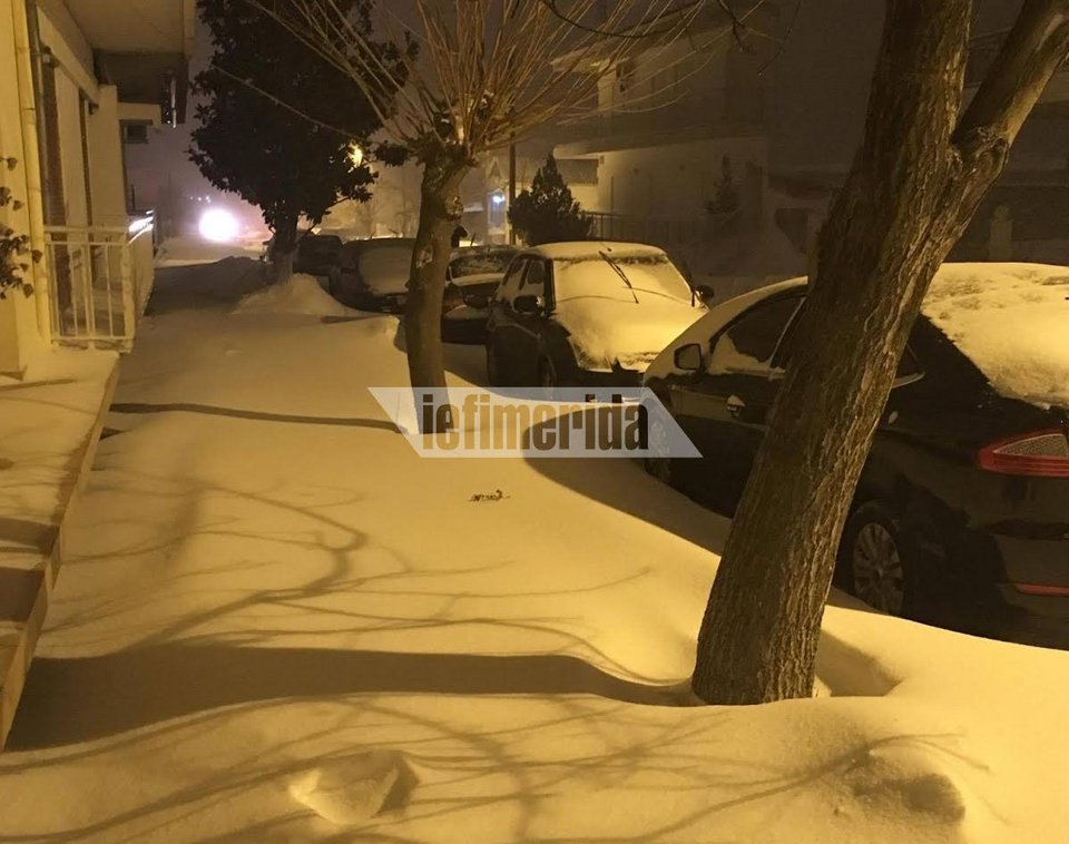 Στο έλεος του χιονιά η Ορεστιάδα: Αποκλεισμένα χωριά – Απαγόρευση κυκλοφορίας [εικόνες] | iefimerida.gr 1