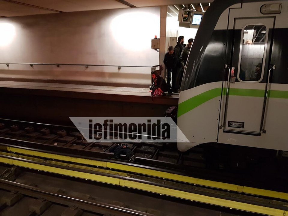 Ανδρας έπεσε στις γραμμές του Μετρό στο Σύνταγμα [εικόνες & βίντεο] | iefimerida.gr 0