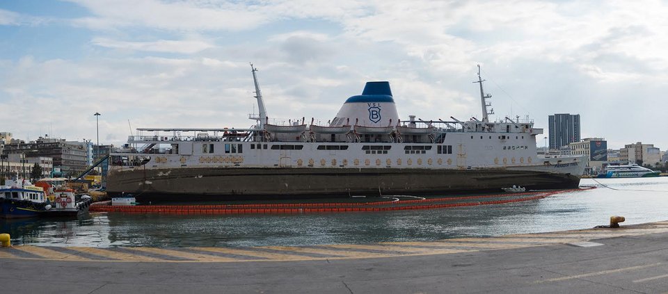 H «Antipollution ANE» ανέλαβε την ναυαγιαίρεση και την απομάκρυνση από το λιμάνι του Πειραιά του πλοίου «Παναγία Τήνου» [εικόνες & βίντεο] | iefimerida.gr 2