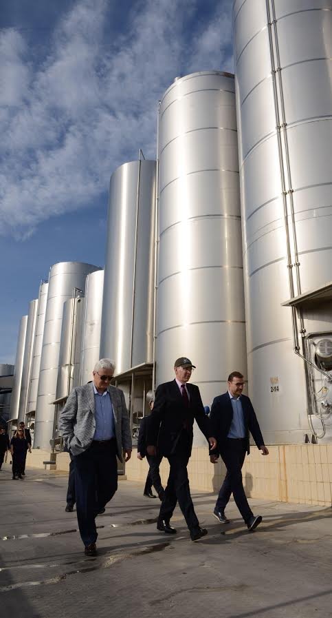 Επίσκεψη του Πρέσβη των ΗΠΑ στο εργοστάσιο ΤΥΡΑΣ των Ελληνικών Γαλακτοκομείων [εικόνες] | iefimerida.gr 0