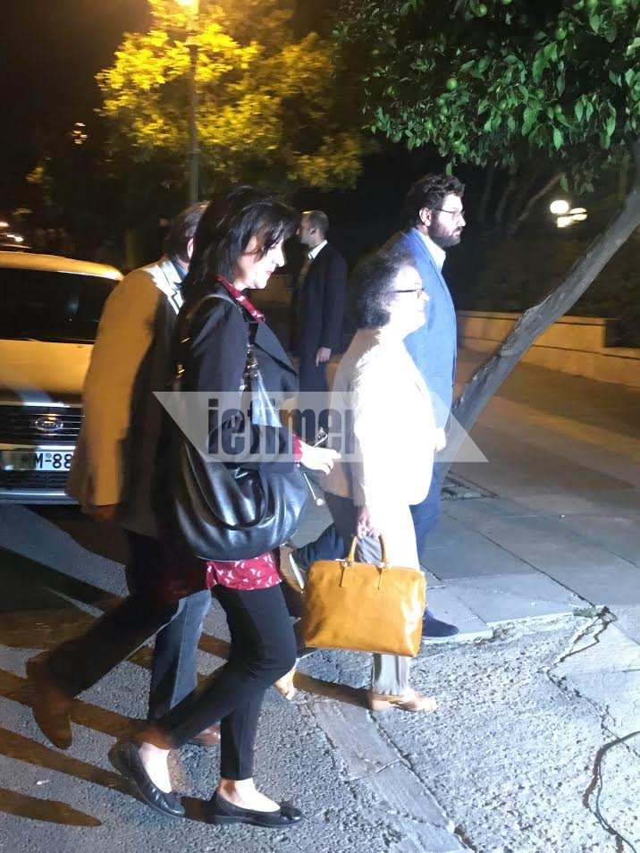 Τα καλά τους έβαλαν οι βουλευτίνες του ΣΥΡΙΖΑ -Ποτό, αντάρτικα και γέλια στο μπαλκόνι του Μαξίμου [εικόνες] | iefimerida.gr 25