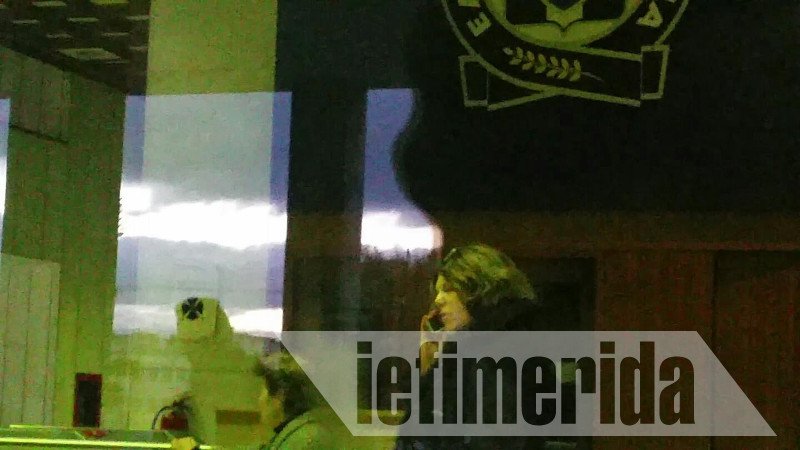 Η μητέρα, η αδελφή και υποστηρικτές της Πόλας Ρούπα στη ΓΑΔΑ [αποκλειστικές εικόνες] | iefimerida.gr 0