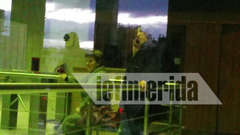 Η μητέρα, η αδελφή και υποστηρικτές της Πόλας Ρούπα στη ΓΑΔΑ [αποκλειστικές εικόνες] | iefimerida.gr 2