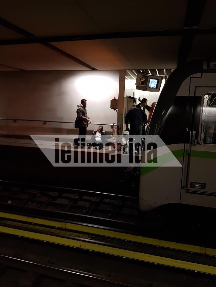 Ανδρας έπεσε στις γραμμές του Μετρό στο Σύνταγμα [εικόνες & βίντεο] | iefimerida.gr 1