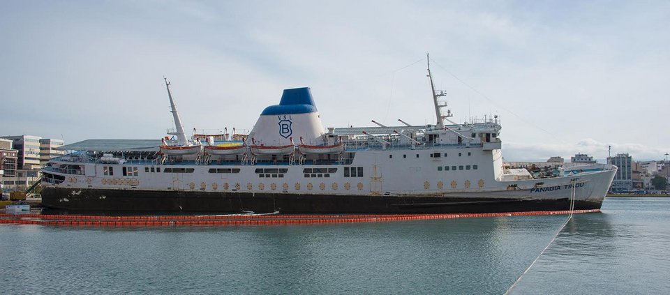 H «Antipollution ANE» ανέλαβε την ναυαγιαίρεση και την απομάκρυνση από το λιμάνι του Πειραιά του πλοίου «Παναγία Τήνου» [εικόνες & βίντεο] | iefimerida.gr 1