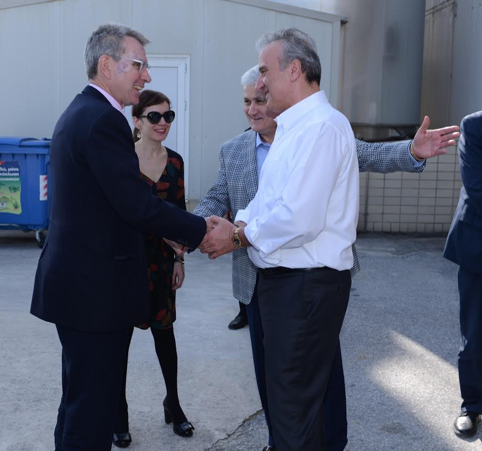 Επίσκεψη του Πρέσβη των ΗΠΑ στο εργοστάσιο ΤΥΡΑΣ των Ελληνικών Γαλακτοκομείων [εικόνες] | iefimerida.gr 1