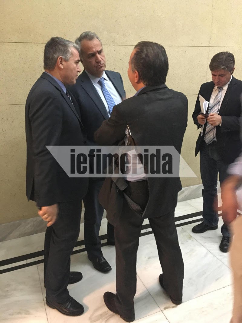 Χρυσαυγίτες επιτέθηκαν στον Γιώργο Κουμουτσάκο-Τον χτύπησαν, του έσκισαν το σακάκι [αποκλειστικές εικόνες] | iefimerida.gr 2