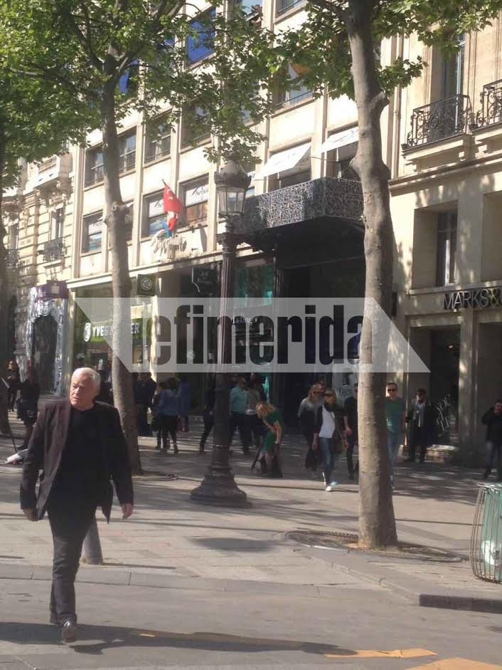 Παρίσι: Το iefimerida.gr στο σημείο που σκοτώθηκε ο αστυνομικός -Πολίτες αφήνουν λουλούδια [εικόνες&βίντεο] | iefimerida.gr 1