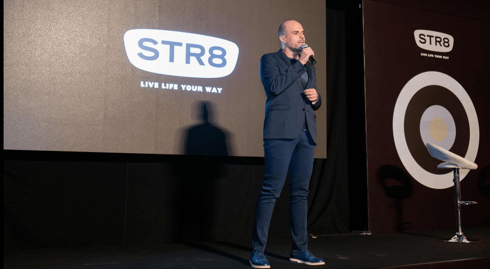Γιάννης Αντετοκούνμπο και STR8 στο γήπεδο για τα επόμενα 5 χρόνια [εικόνες] | iefimerida.gr 1