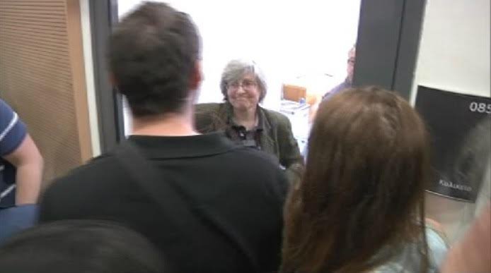 Νέα ένταση για τους πλειστηριασμούς στο Ειρηνοδικείο Αθηνών -Πήραν... σηκωτή συμβολαιογράφο [βίντεο] | iefimerida.gr 0