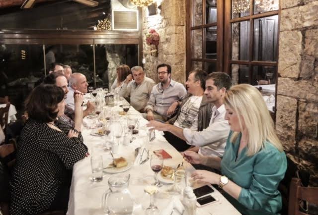 Ο Σταύρος Θεοδωράκης καλεσμένος σε δείπνο από τον εορτάζοντα Κώστα Μπακογιάννη [εικόνα] | iefimerida.gr 0