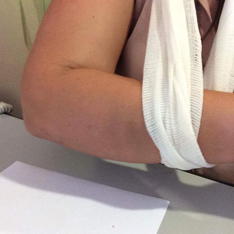 Δημοσιογράφος της Κέρκυρας καταγγέλλει ότι την χτύπησαν εν ώρα ρεπορτάζ [εικόνες] | iefimerida.gr 2