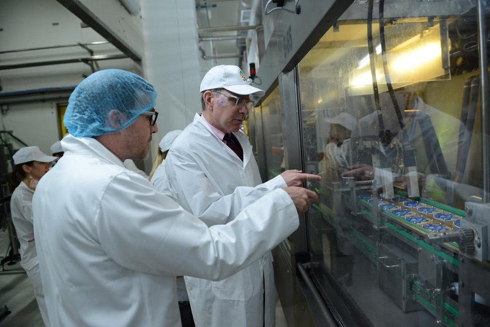 Επίσκεψη του Πρέσβη των ΗΠΑ στο εργοστάσιο ΤΥΡΑΣ των Ελληνικών Γαλακτοκομείων [εικόνες] | iefimerida.gr 3