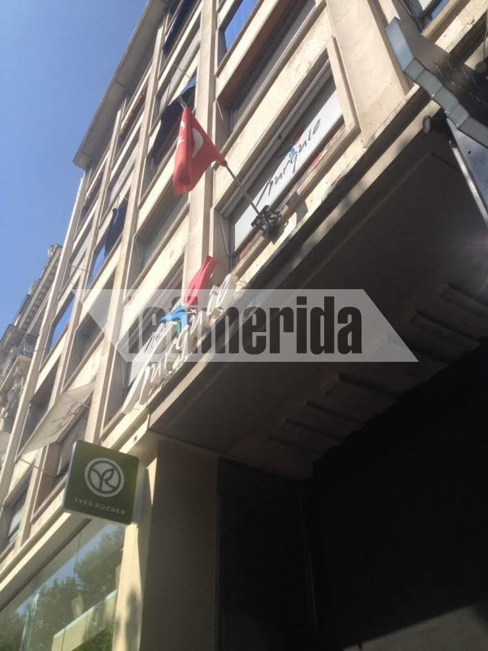 Παρίσι: Το iefimerida.gr στο σημείο που σκοτώθηκε ο αστυνομικός -Πολίτες αφήνουν λουλούδια [εικόνες&βίντεο] | iefimerida.gr 2