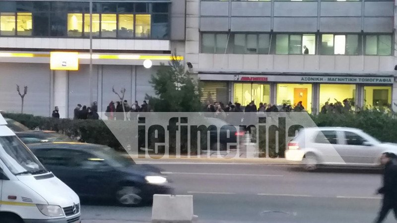 Η μητέρα, η αδελφή και υποστηρικτές της Πόλας Ρούπα στη ΓΑΔΑ [αποκλειστικές εικόνες] | iefimerida.gr 4