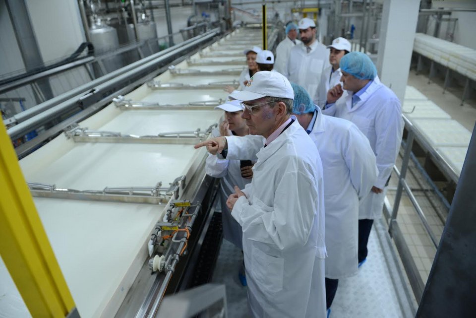 Επίσκεψη του Πρέσβη των ΗΠΑ στο εργοστάσιο ΤΥΡΑΣ των Ελληνικών Γαλακτοκομείων [εικόνες] | iefimerida.gr 4