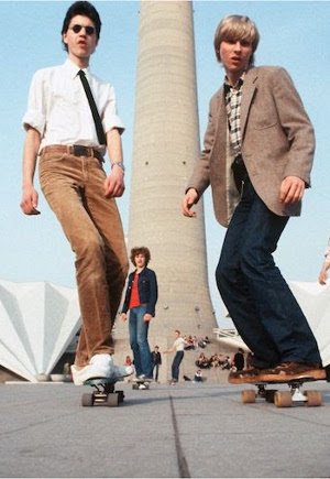 Η τέχνη ξεκινά από την οδό Μελανθίου -Θεατρική παράσταση στο Γκάζι κάνει έκπτωση σε ποδηλάτες [εικόνες] | iefimerida.gr 1