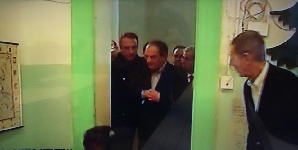 Eν μέσω χειροκροτημάτων ψήφισε ο Καραμανλής πλάι σε χριστουγεννιάτικες γιρλάντες [εικόνα] | iefimerida.gr 0