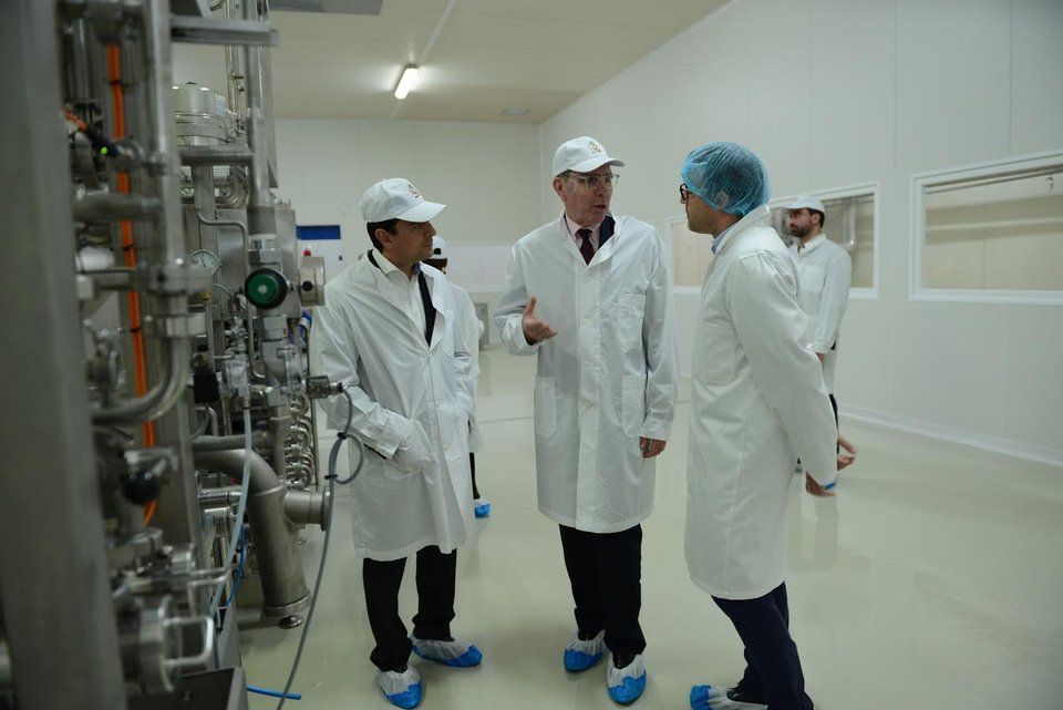 Επίσκεψη του Πρέσβη των ΗΠΑ στο εργοστάσιο ΤΥΡΑΣ των Ελληνικών Γαλακτοκομείων [εικόνες] | iefimerida.gr 5