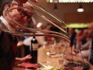 Επικά κρασιά μέσα σε μια αυθεντική καρτ ποστάλ της Αθήνας | iefimerida.gr 4
