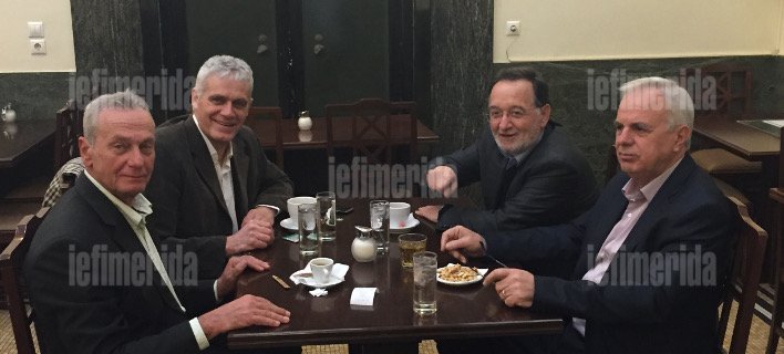 Ο Λαφαζάνης με τους υπουργούς του έπιασαν δουλειά στο καφενείο της Βουλής [εικόνες] | iefimerida.gr 0