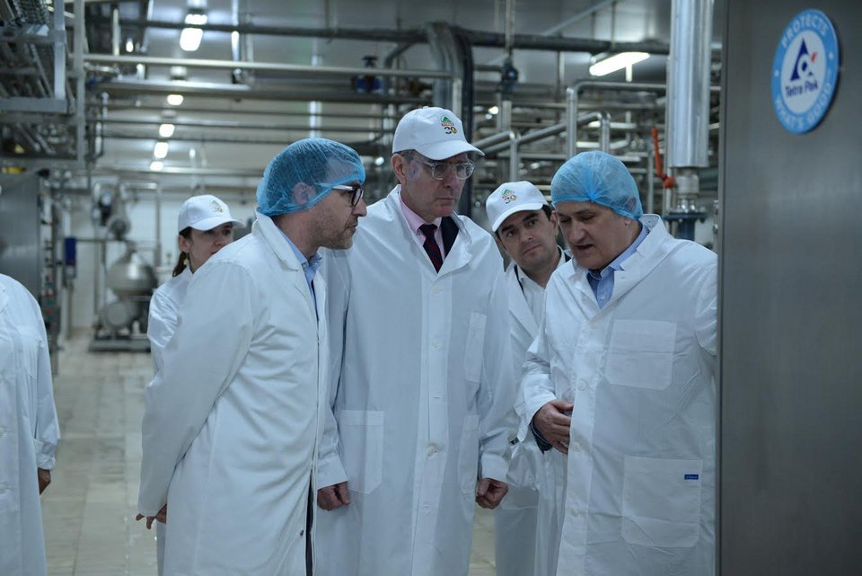 Επίσκεψη του Πρέσβη των ΗΠΑ στο εργοστάσιο ΤΥΡΑΣ των Ελληνικών Γαλακτοκομείων [εικόνες] | iefimerida.gr 6