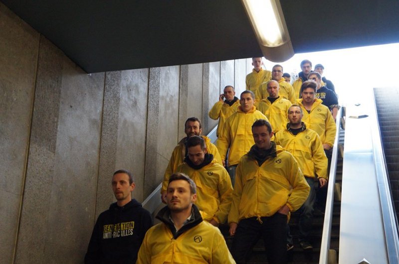 Στη Γαλλία ακροδεξιοί ντυμένοι στα κίτρινα ψάχνουν για «αποβράσματα» στα μέσα μαζικής μεταφοράς [εικόνες] | iefimerida.gr 0