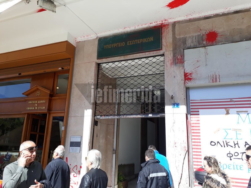 Ντου του Ρουβίκωνα στο ΥΠΕΣ: Πέταξαν φέιγ βολάν [βίντεο] | iefimerida.gr 0