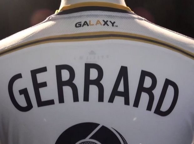 Θραύση κάνει στις ΗΠΑ η νέα φανέλα του Στίβεν Τζέραρντ με τους Γκάλαξι [εικόνα & βίντεο] | iefimerida.gr 0