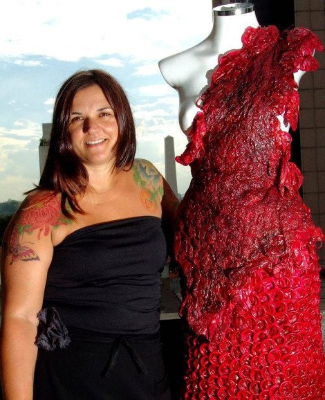 Επανάσταση στη μόδα: Haute couture δημιουργίες από προφυλακτικά για την καταπολέμηση του AIDS [βίντεο&εικόνες] | iefimerida.gr 2